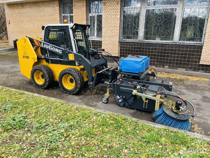 Щетка с передним бункером на мини-погрузчик