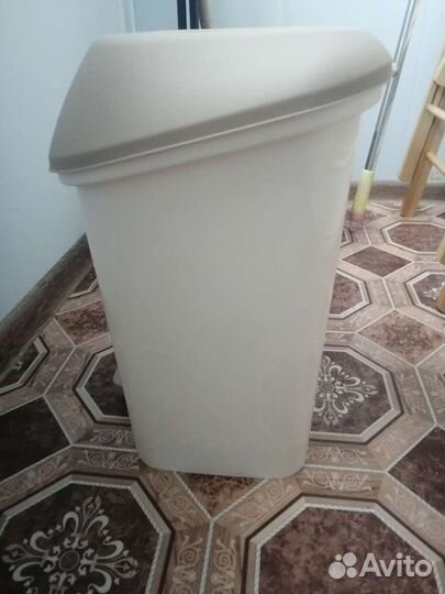 Мусорное ведро с педалью