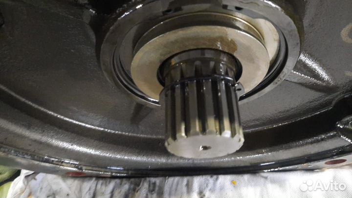 Редуктор поворота башни экскаватора JCB JS330NC