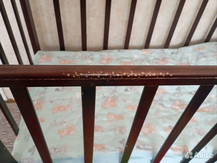 Детская кроватка с маятником, матрасом и ящиком