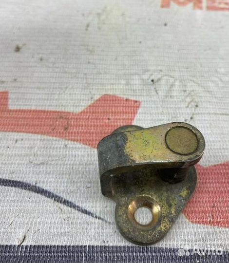 Петля замка двери передняя левая Peugeot 307