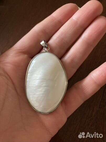 Кулон из перламутра