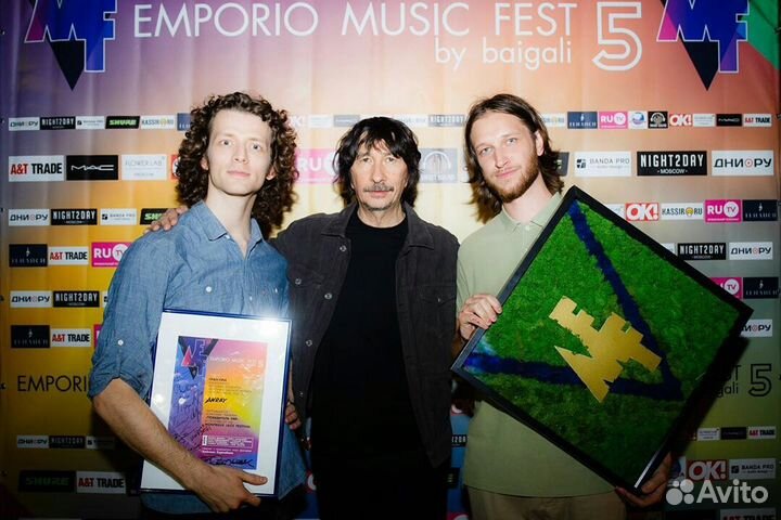 Уроки игры на бас-гитаре, преподаватель