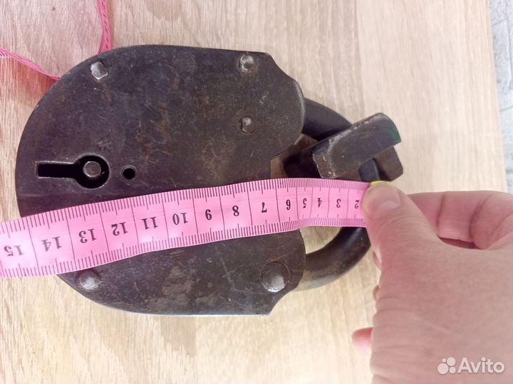 Навесной замок старинный