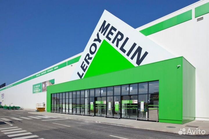 Водитель на своём грузовом автомобиле