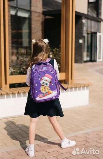 Школьный портфель с канстовароми