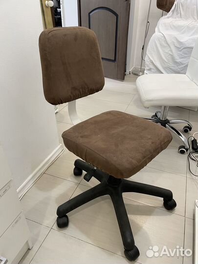 Стул для мастера маникюра на колесиках