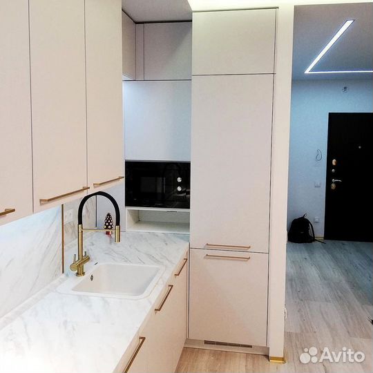 Уютный кухонный гарнитур в современном стиле