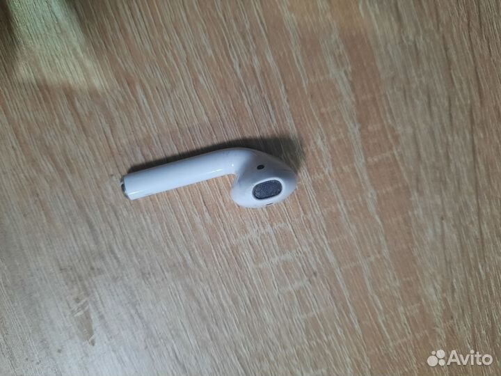 Продам правый наушник Airpods 1 original