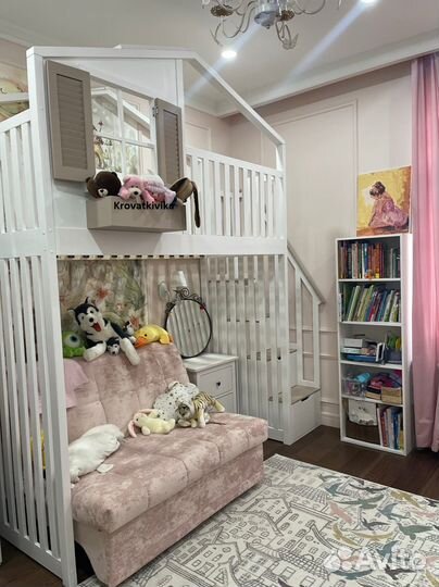 Детская кровать чердак домик с лестницей комодом