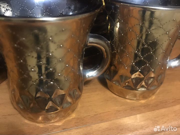 Кофейные чашки с блюдцами