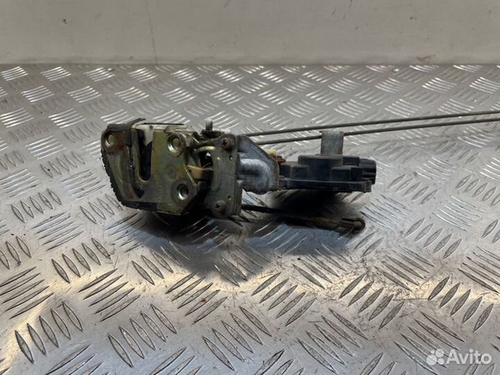 Замок боковой двери задний левый Mitsubishi