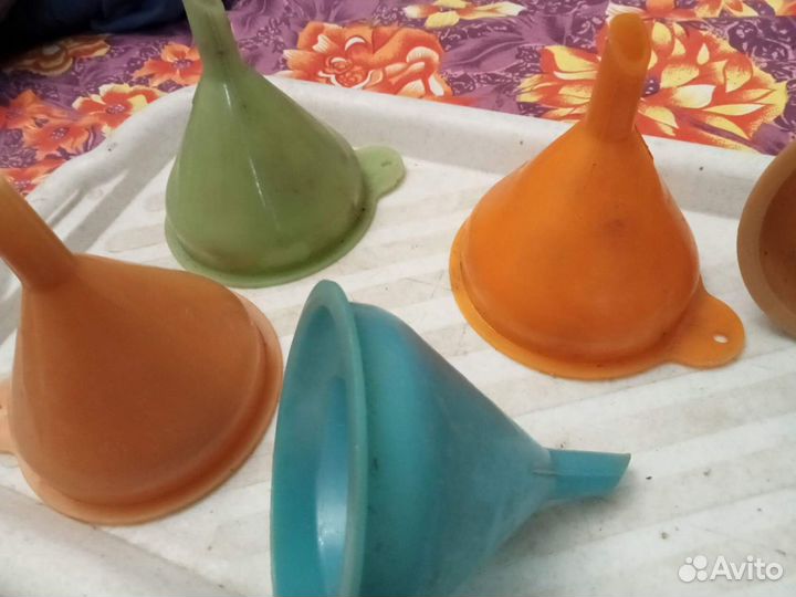 Воронки абсолютно новые - пластик