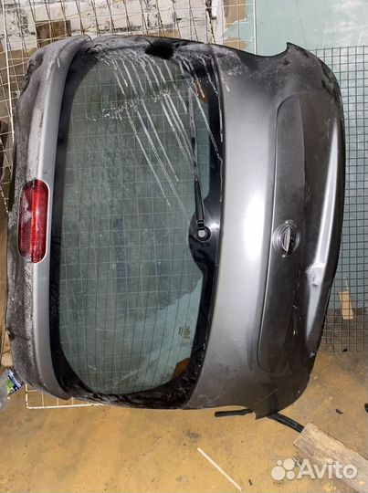 Крышка багажника Нисан жук