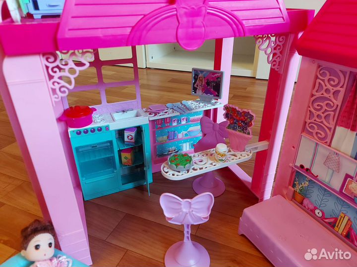 Дом с куклами барби