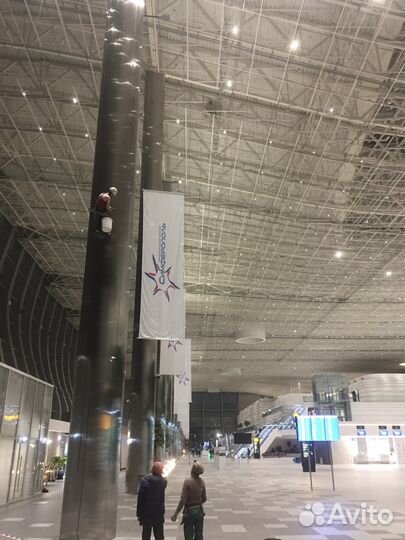 Промышленные альпинисты чистка снега с крыш