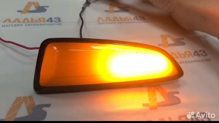 Повторители поворотов Лексус в крыло черная плазма