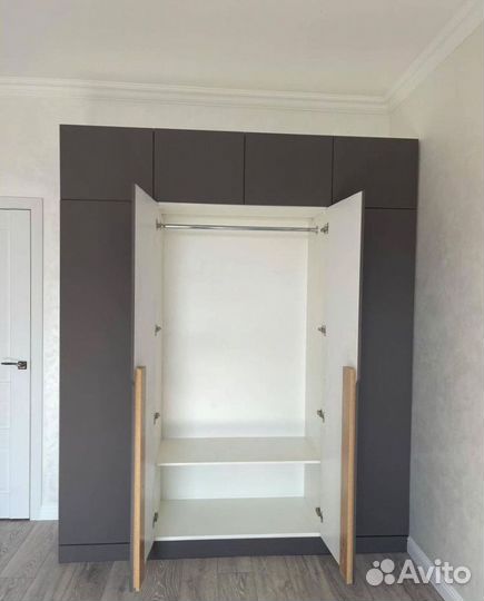 Шкаф с интегрированными ручками