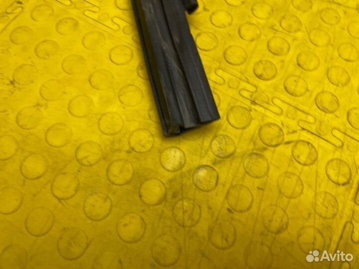 Б/У Уплотнитель опускного стекла В хорошем