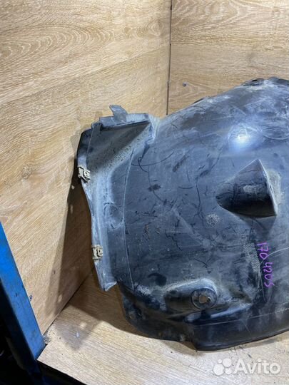 Подкрылок передний правый Mercedes W211 1704205