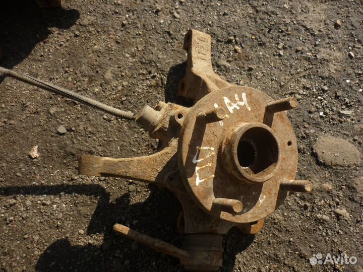 Поворотный кулак передний правый Шевроле Лачетти