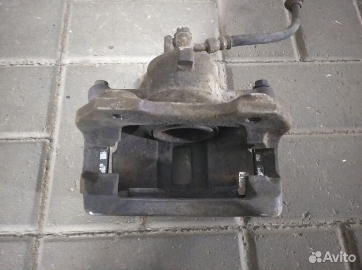 Суппортf тормозные передние Nissan Almera n16