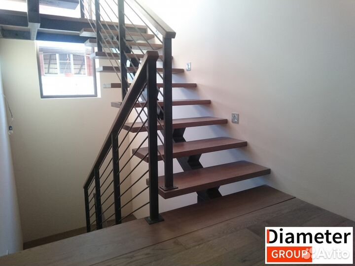Солидная лестница на 2 этаж с поворотом