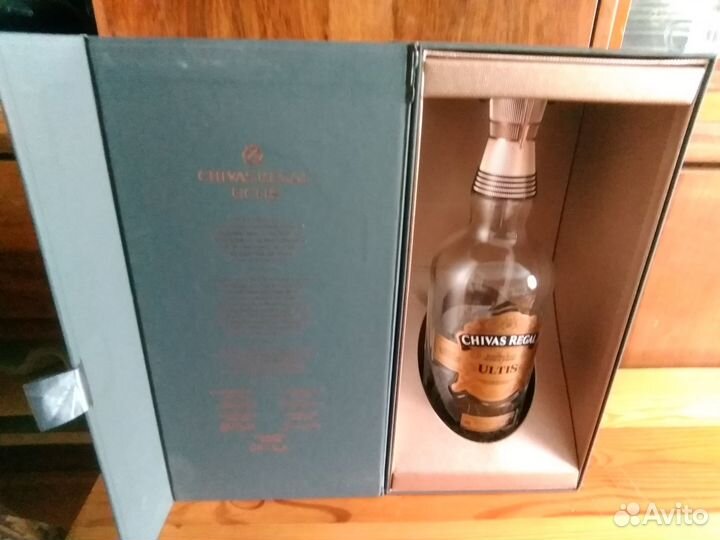 Коробка и пустая бутылка Chivas regal Ultis