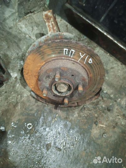 Кулак передний правый nissan sunny y 10