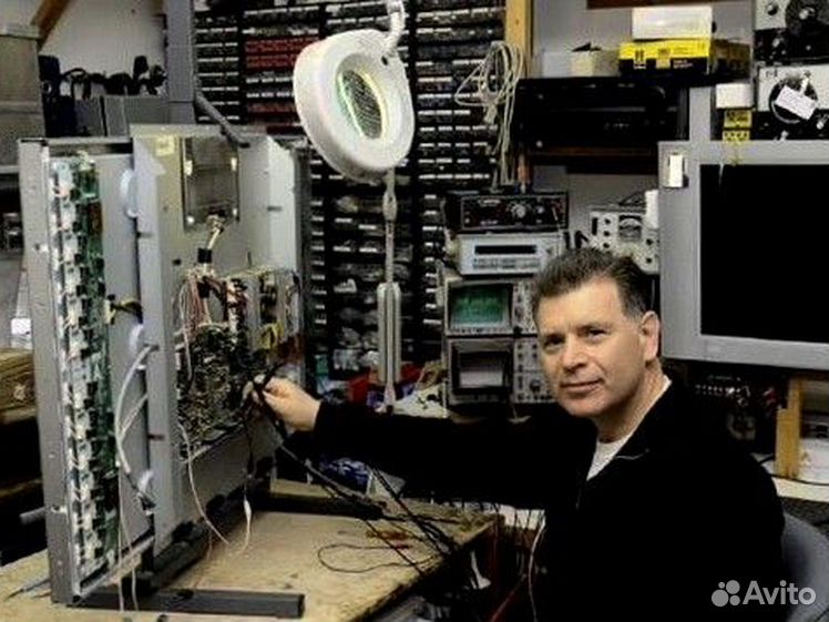 Телемастерская. Телевизоры обслужив. Ремонтник телевизоров. Мастер ремонтирует телевизор. Ремонт телевизоров.