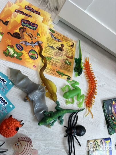 Фигурки разных серий (красное белое) к/б