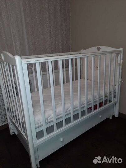 Детская кроватка с маятником и ящиком