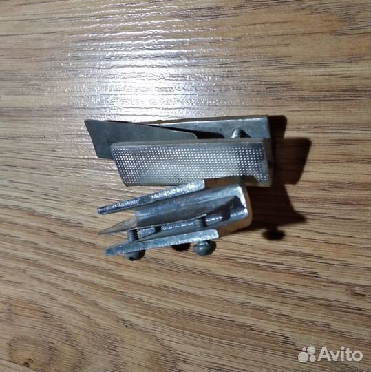 Держатели для стеклянных дверок шкафа
