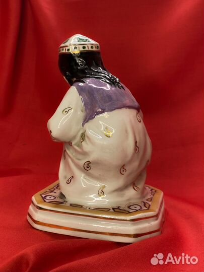 Статуэтка узбечка с чайником (завод Дулево), 1954г