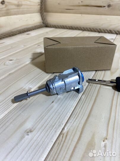 Личинка замка передняя правая Volkswagen Passat B5