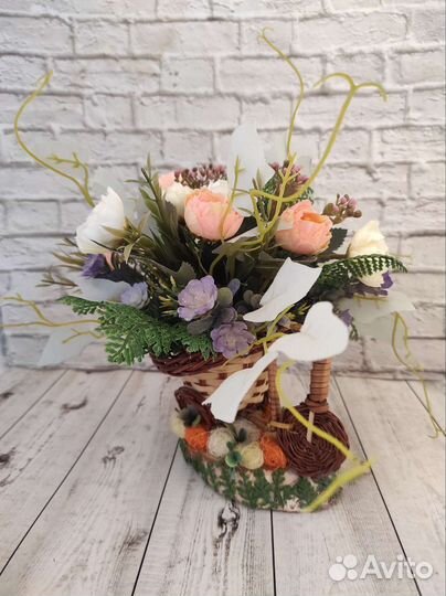 Цветочная композиция в велосипеде-корзинке