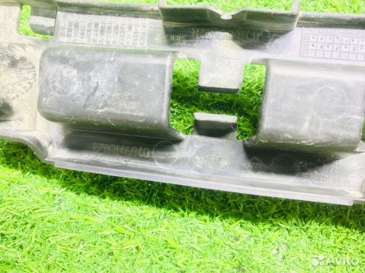 Направляющая заднего бампера Renault Megane 2