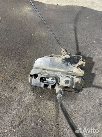 Замок задней левой двери Nissan Primera P12