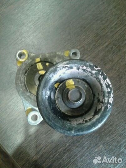 Ролик с натяжителем на Ниссан Премьера