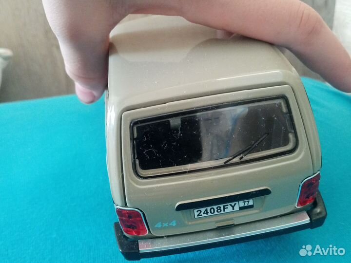 Модель автомобиля 2121 Нива в масштабе 1/18