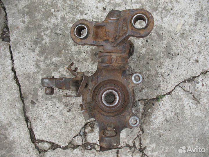 Кулак левый Nissan Primera P12