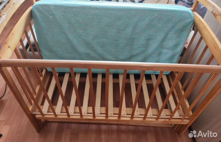 Детская кроватка с маятником и ящиком