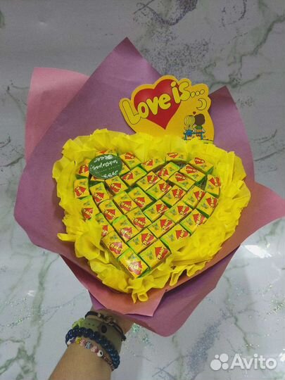 Подарочный букет love is жвачки / конфеты