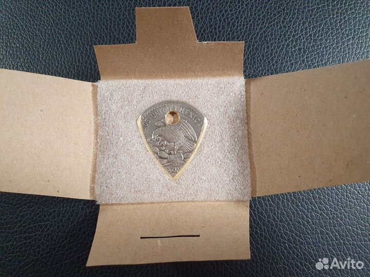 Медиатор из монеты в один песо а-ля Билли Гиббонс