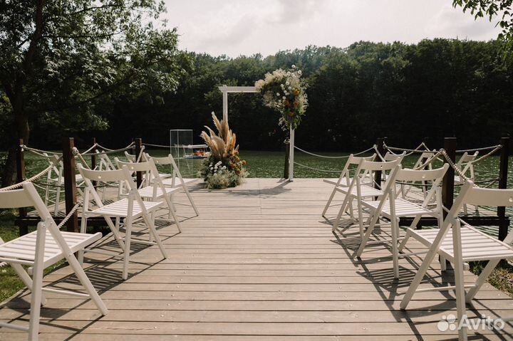 Аренда белых деревянных стульев