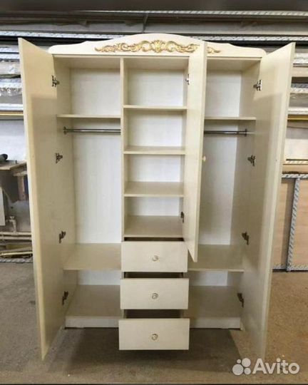 Шкаф детский трехстворчатый