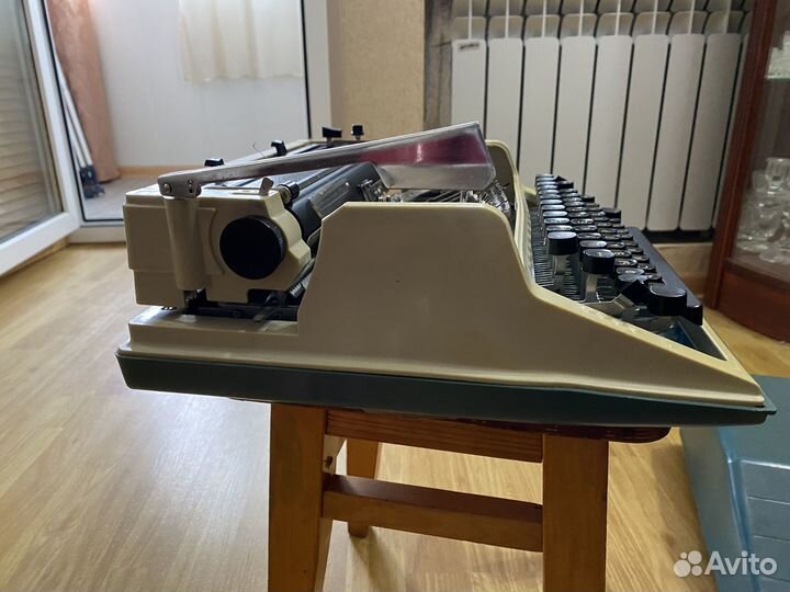 Портативная механическая пишущая машинка «Любава»