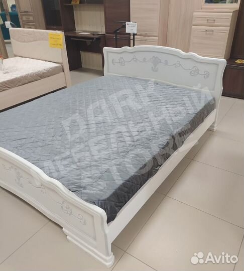 Кровать массив