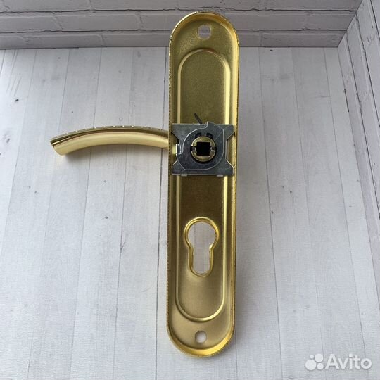 Замок врезной с ручкой