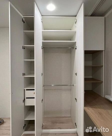 Стол с ящиками